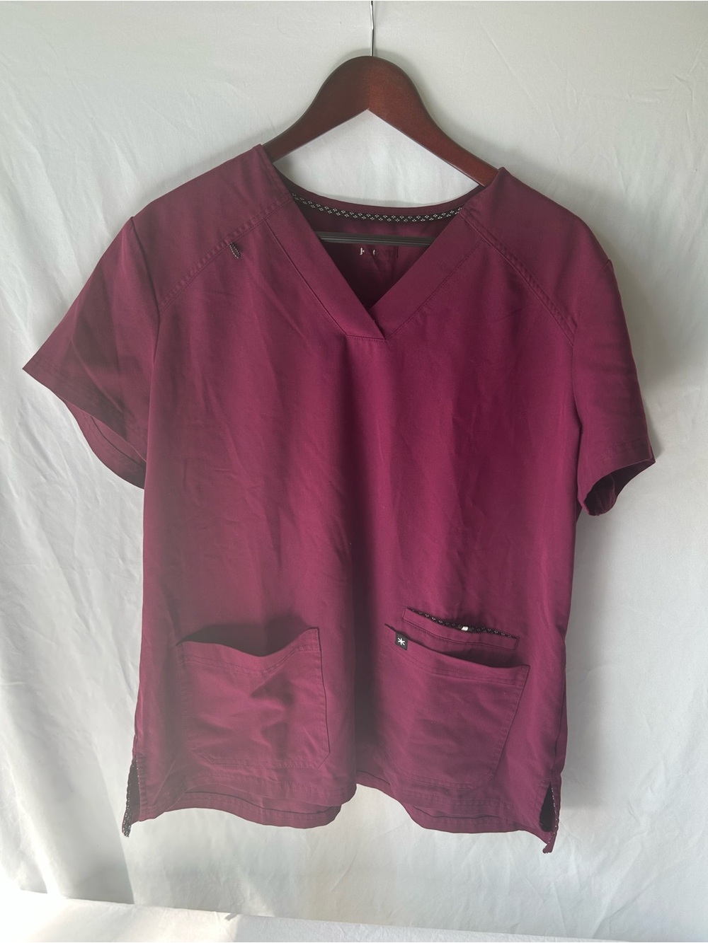 Beyond Scrubs XL Women's V-Neck Scrub Top in Magenta